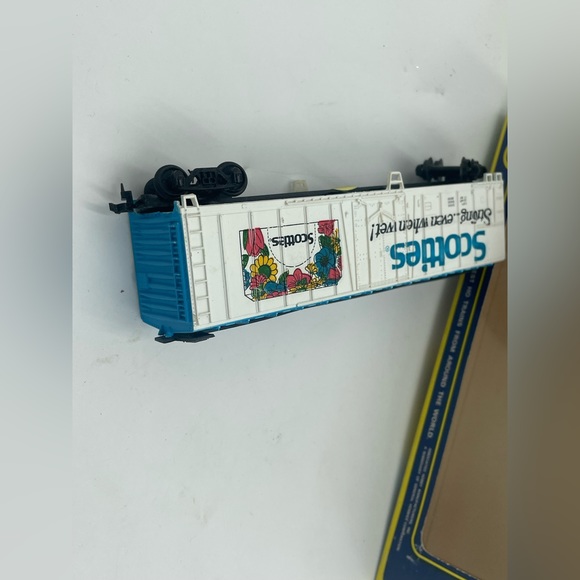 AHM Scotties Toilet Paper HO Train Car Mechanical Reefer with accessories bundle - Picture 8 of 12